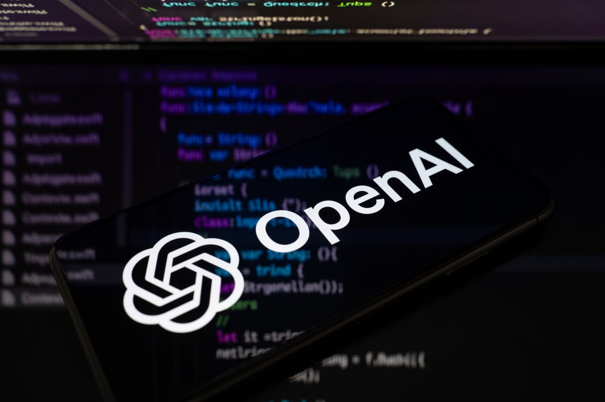 OpenAI 로고와 코드 배경으로 구성된 TechCrunch 기사 대표 이미지